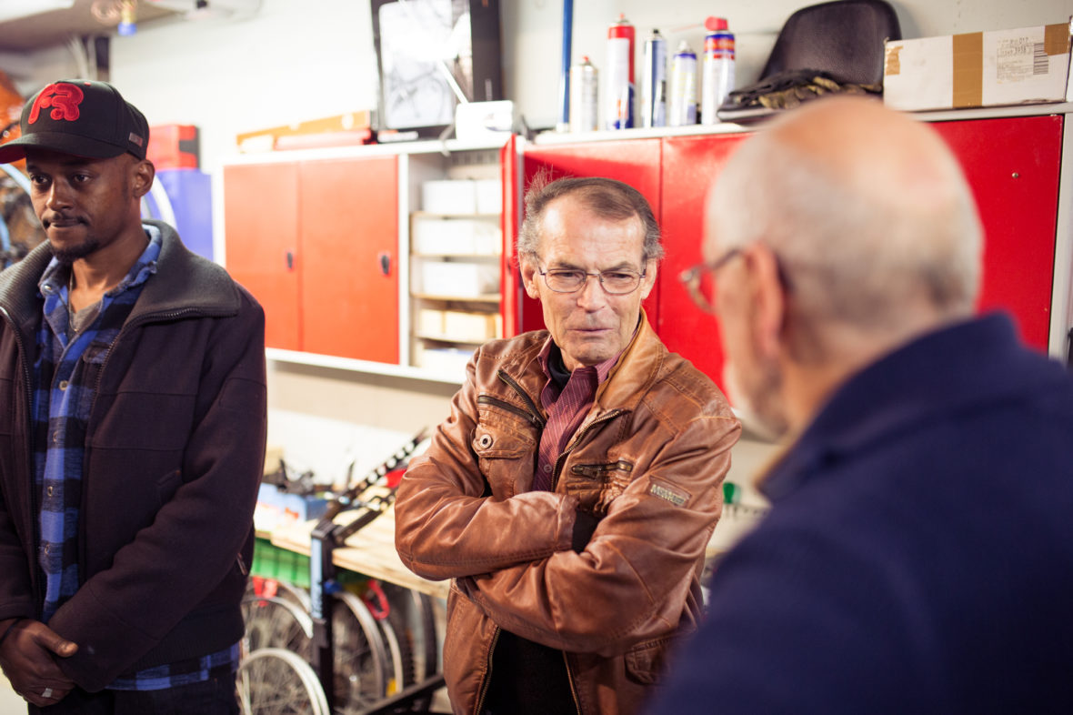 Peschke unterhält sich mit Helmut Schurtzmann, der das Fahrrad seiner Frau zur Reparatur mitgebracht hat.
