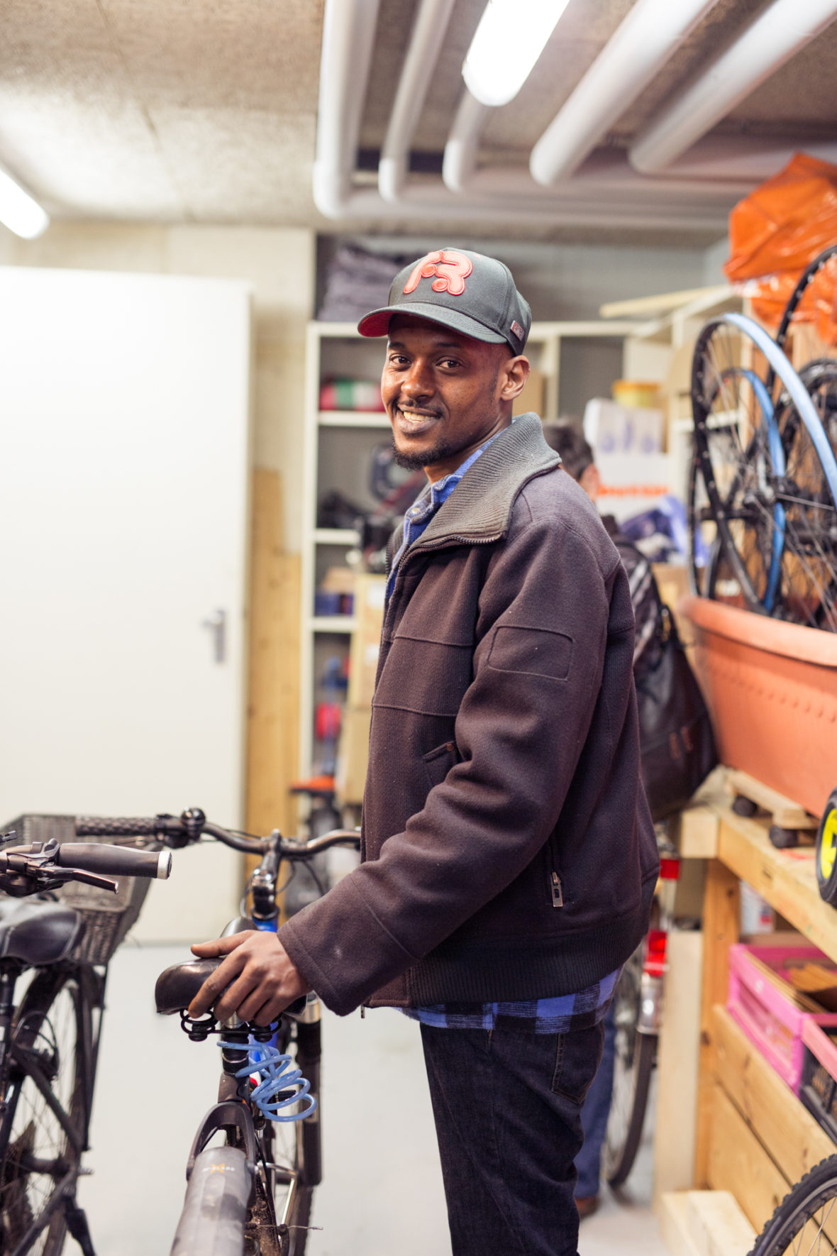 Amin kann sein Fahrrad direkt wieder repariert mit nach Hause nehmen.