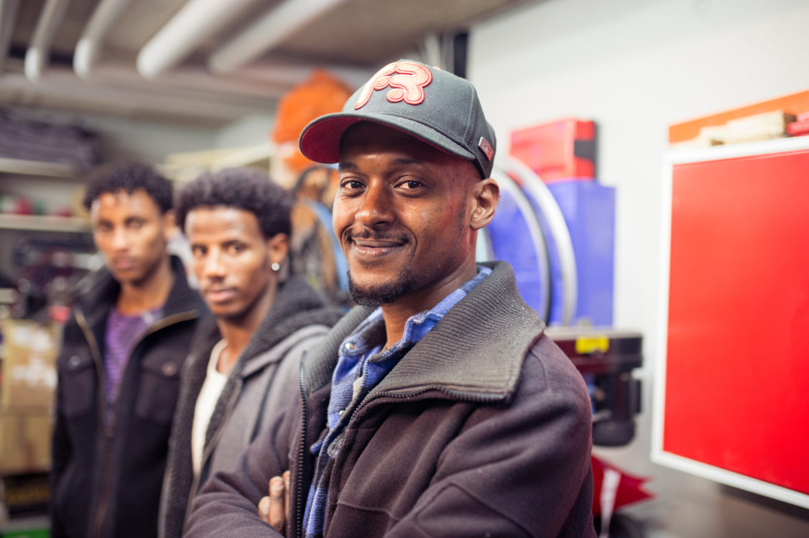 Von links nach rechts: Amanial, Abdhanom und Amin. Die drei Männer kommen aus Eritrea und kommen oft in der Fahrradwerkstatt vorbei.