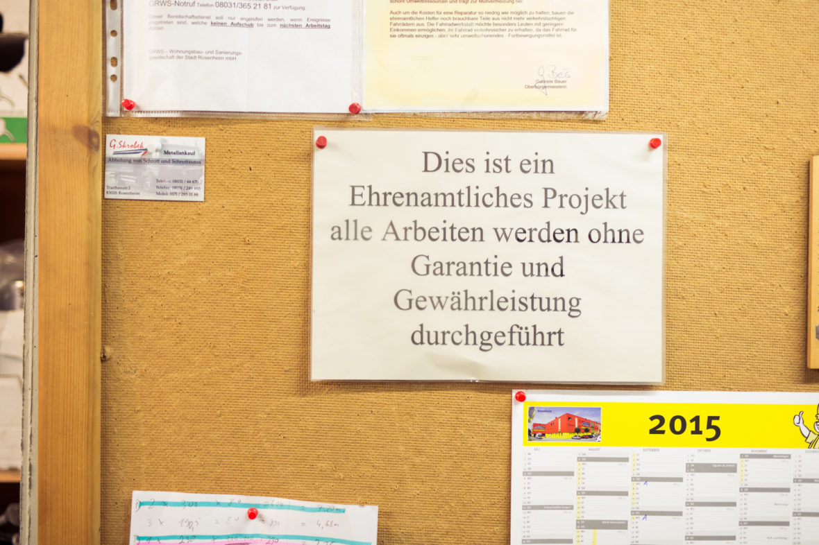 Ein Zettel an der Pinnwand weist darauf hin, dass alle Arbeiten ohne Garantie und Gewährleistung erledigt werden. Schließlich ist es ja ehrenamtlich.
