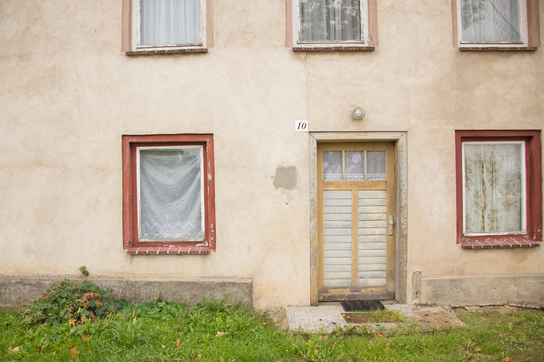 Ein verlassenes Haus am Straßenrand.