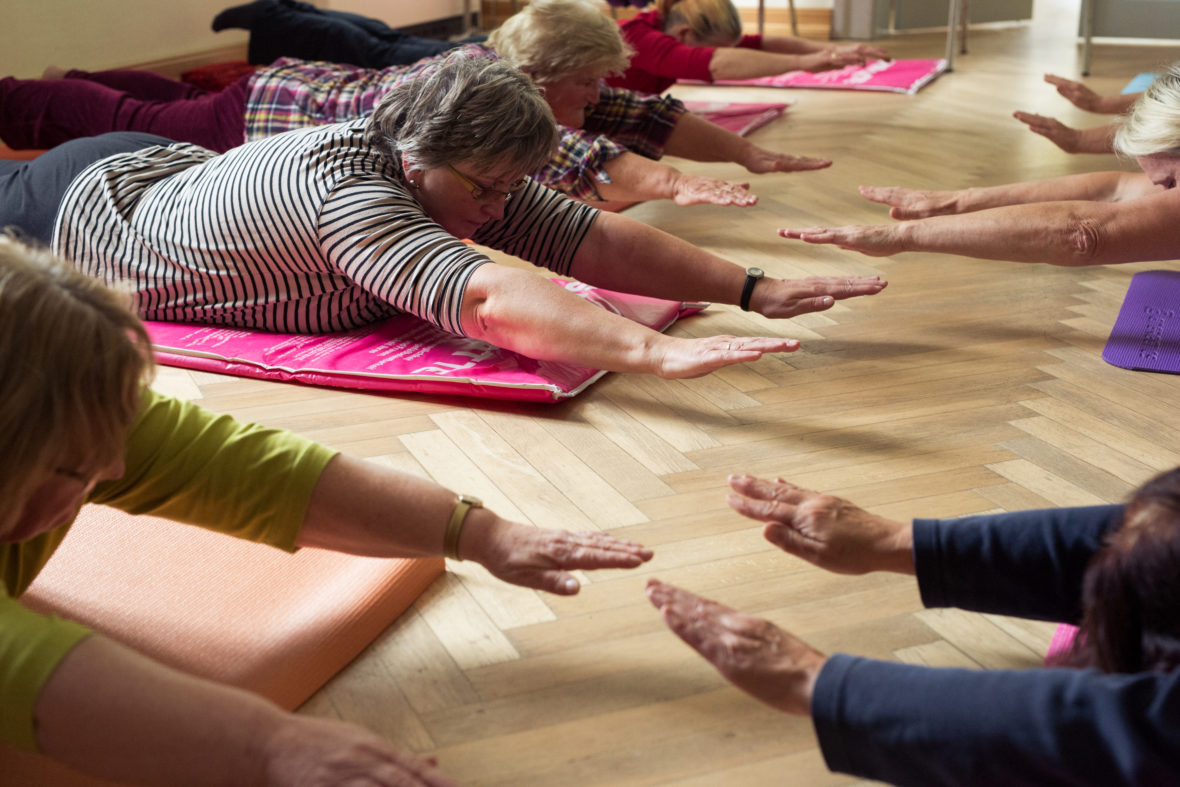 Die Seniorinnen bei einer Yogaübung.