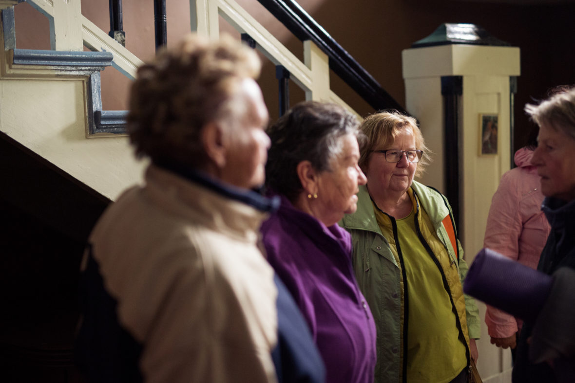 Schulz und die Seniorinnen im Treppenhaus des Gutshof Seeblick.