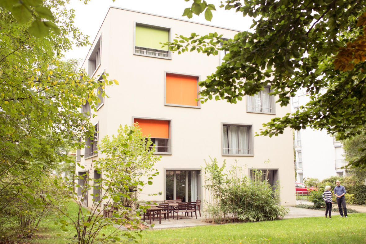Die Rolläden des Elternhauses Teddybär sind grün und orange.