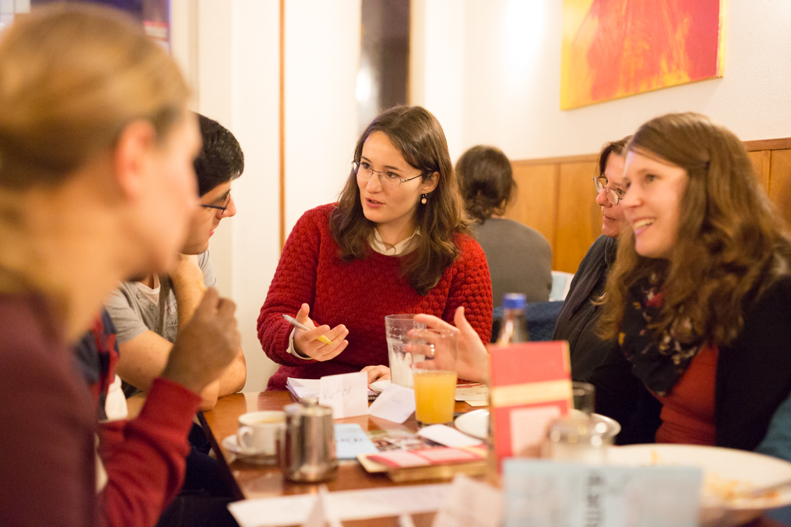 Unsere Autorin Maria Wiesner spricht mit den Teilnehmern des Stammtischs.