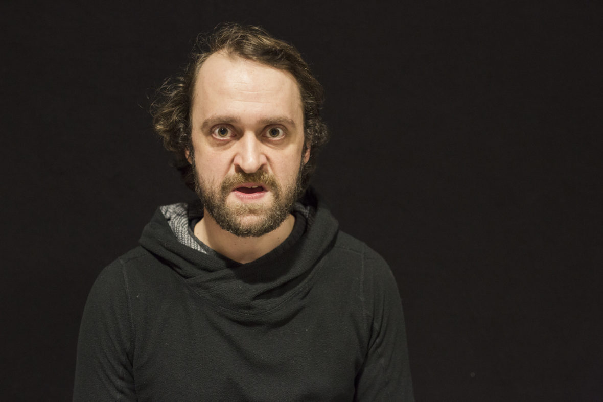 Daniel Reichelt mimt ein wütendes Gesicht.