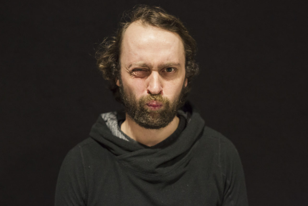 Daniel Reichelt zwinket und bläst die Backen auf
