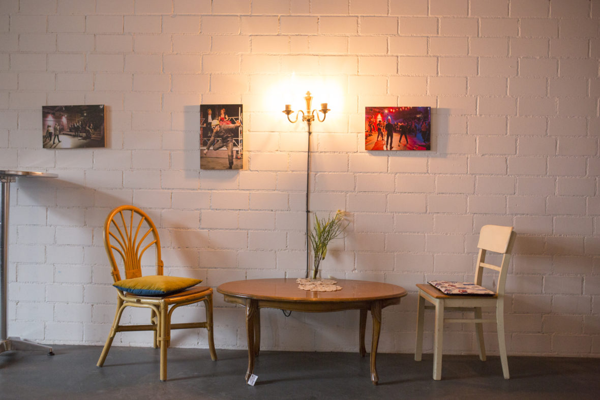 Mit viel Liebe zum Detail und Vintage-Möbeln wurden die alten Fabrikhallen zum charmanten Café umgestaltet. Theaterbilder an den Wänden zeigen, was sich hier abspielt.