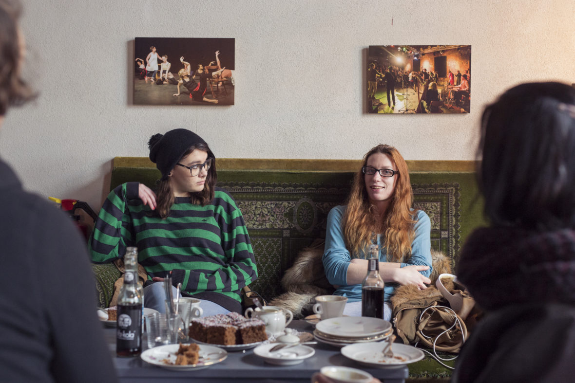 Bei Café und Kuchen besprechen die Teilnehmer des Berufsbildungsprogramms "Jump to Job" die heutigen Proben.