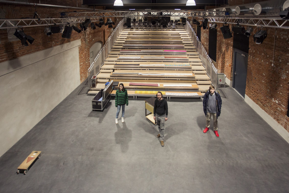 Vanessa, Daniel Reichelt und Denis stehen auf der Bühne vor leeren Rängen in der Alten Seilerei in Bamberg.