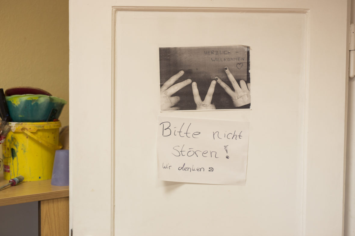 "Bitte nicht stören! Wir denken" steht auf einem selbst kopierten Zettel am Eingang zum Vereinsbüro. Hier arbeiten die Jugendlichen an ihren Bewerbungen.