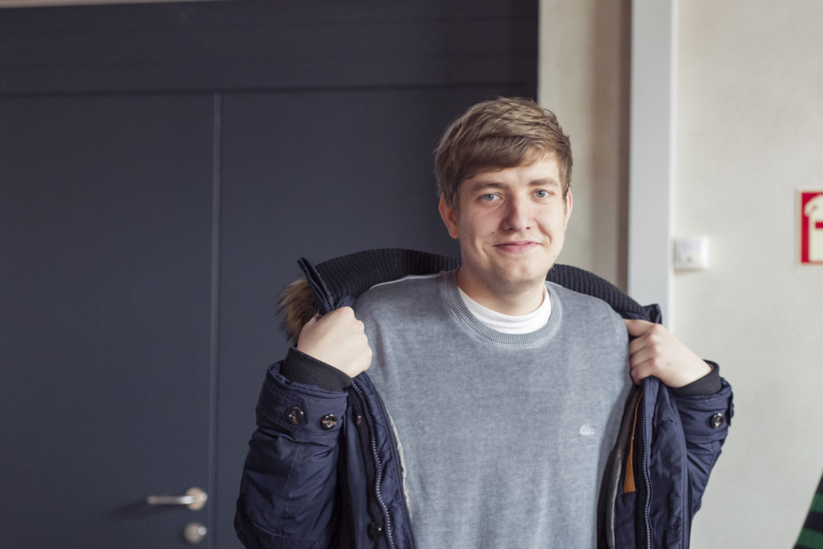 Denis kommt in der Alten Seilerei an und zieht seine Jacke aus. Der junge Mann mit den dunkelblonden Haaren ist ein Teilnehmer des Programms "Jump to Job".