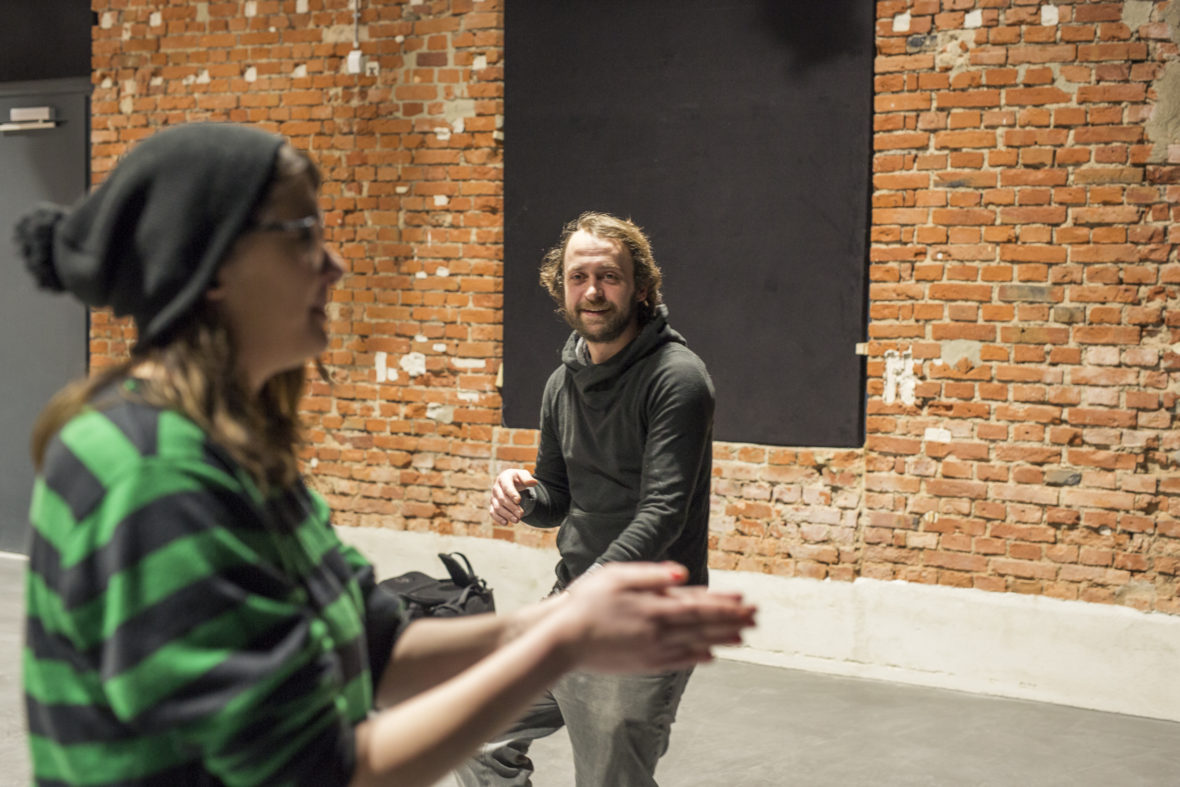 Diplom-Pädagoge Daniel Reichelt beobachtet Vanessa bei einer der Lockerungsübungen auf der Theaterbühne