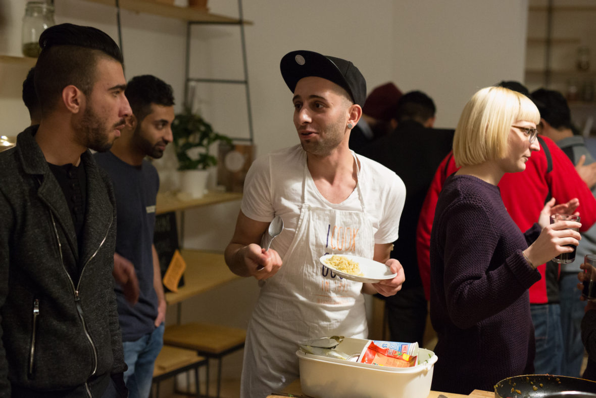 Hadi im Porträt in weißer Schürze und mit Kappe.