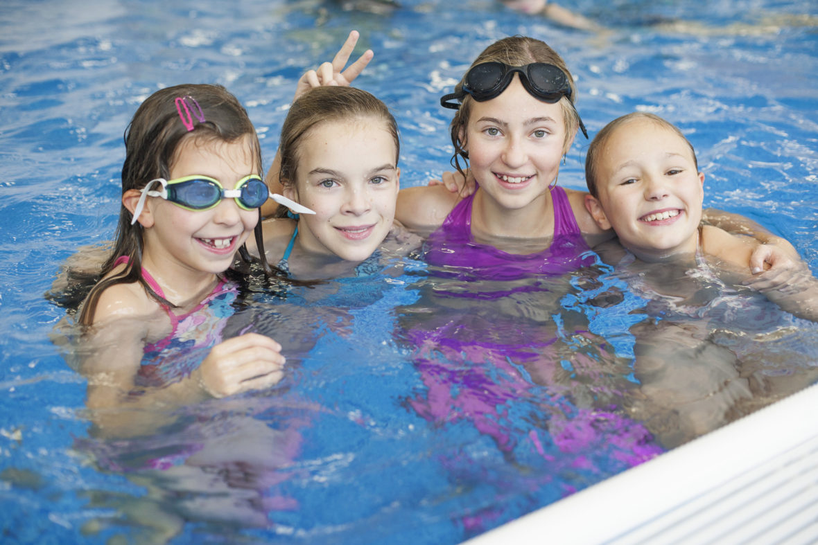Kinder aus einkommensschwachen Familien können oft nicht einfach mal mit ihren Freunden ins Schwimmbad oder ins Kino gehen.