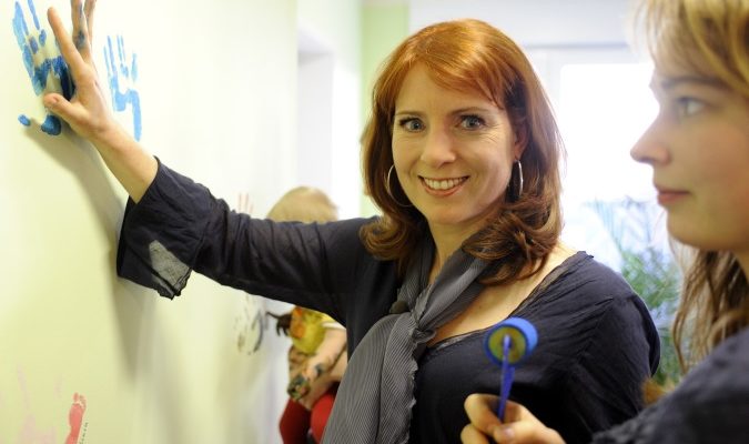 Monika Lierhaus besucht Mutter-Kind-Haus in Hamburg-Boberg