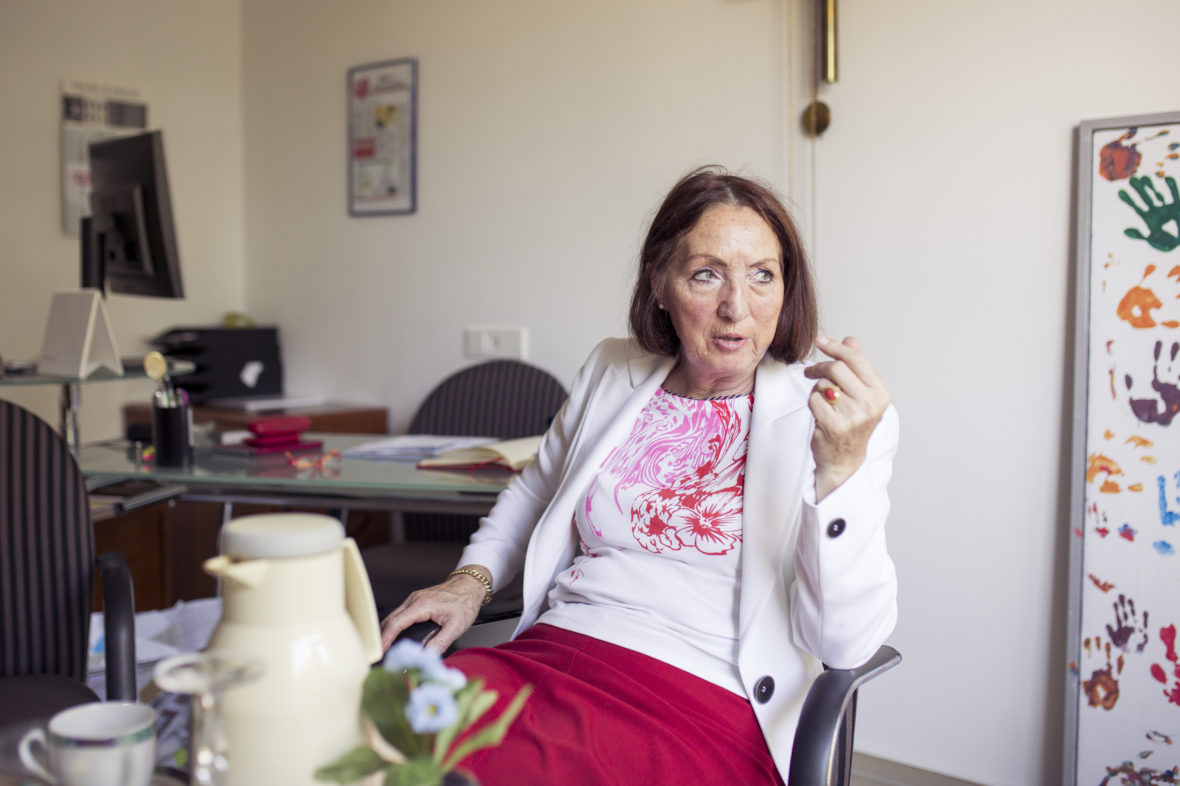 Die Leiterin des Projekts "Grüne Damen und Herren" in Hamm sitzt in ihrem Büro und erzählt.