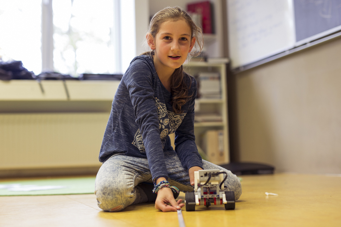 Ein Mädchen mit seinem selbst programmierten Roboter