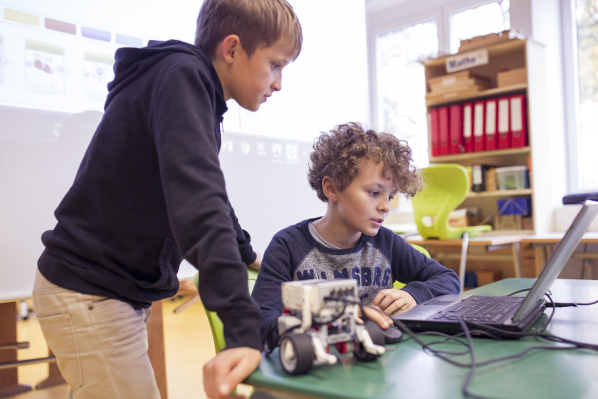 Jungs überarbeiten das Programm ihres Roboters