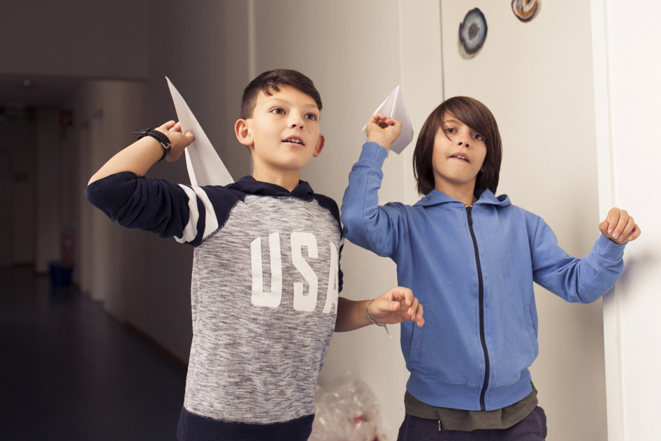 Schüler schießen Papierflieger