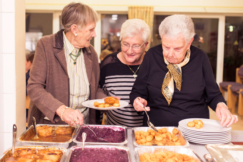 Drei Frauen am Buffet
