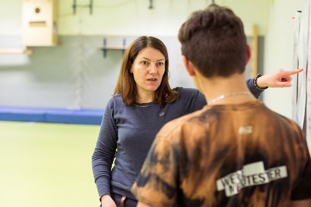 Rebekka Henrich erklärt einem Jungen die Regeln im Coolness-Training.