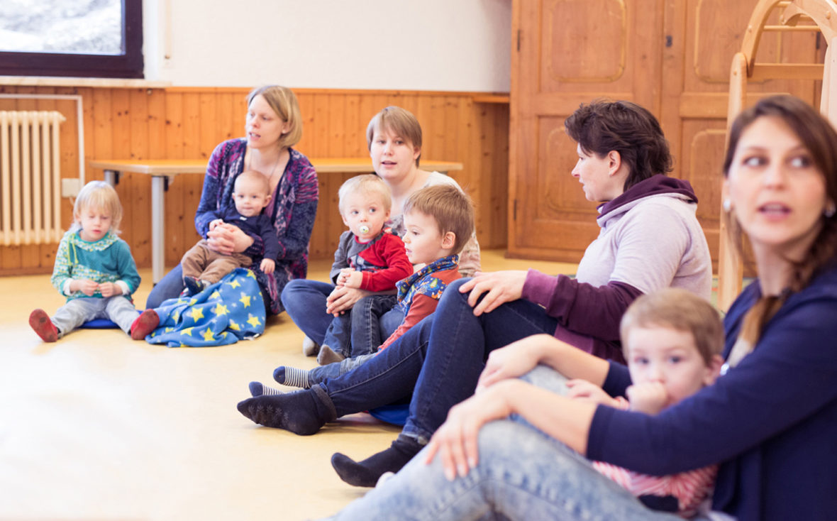 Die Teilnehmer des Familientreff Eislingen in einer Sitzgruppe.