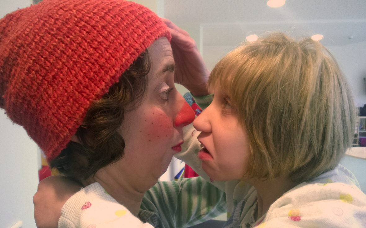 Antje Kilian als Klinikclown Socke mit einer Patientin