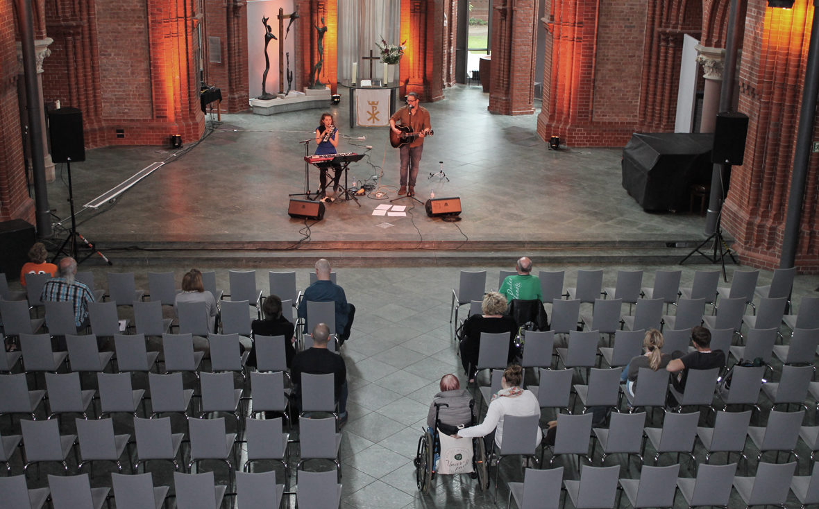 Band Sonnendeck in der Kirche mit vereinzeltem Publikum