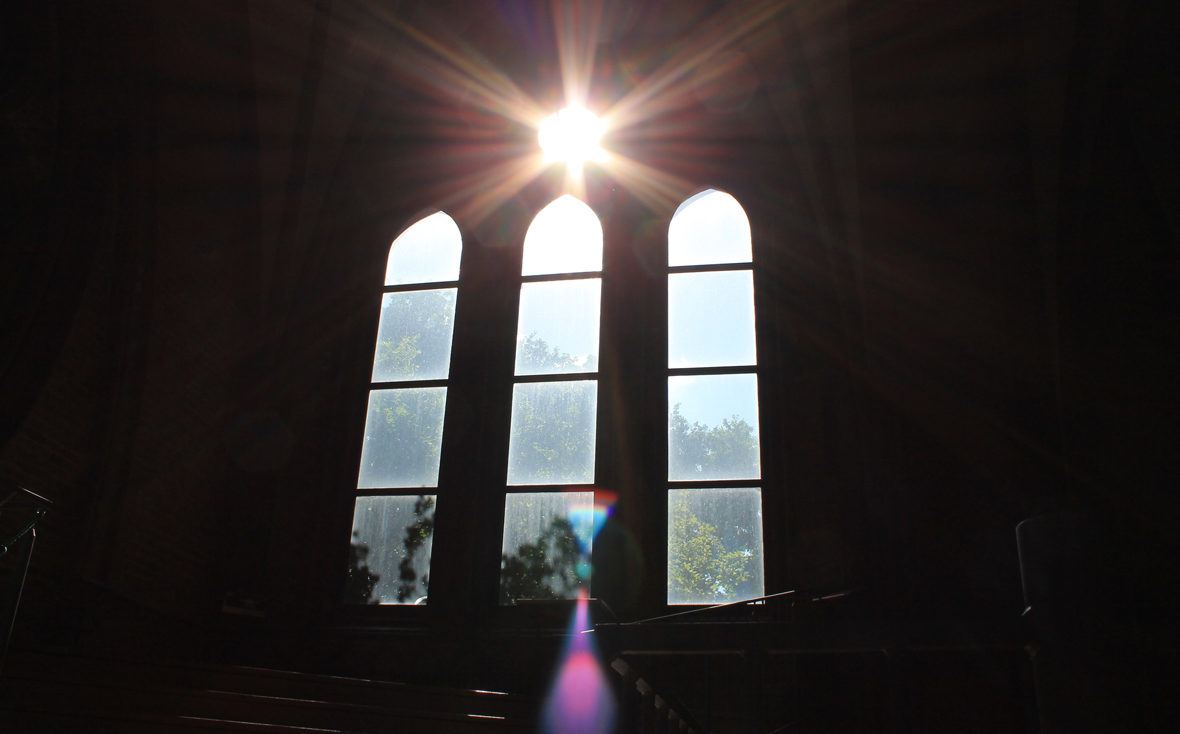 Sonnenlicht bricht durch das Kirchenfenster