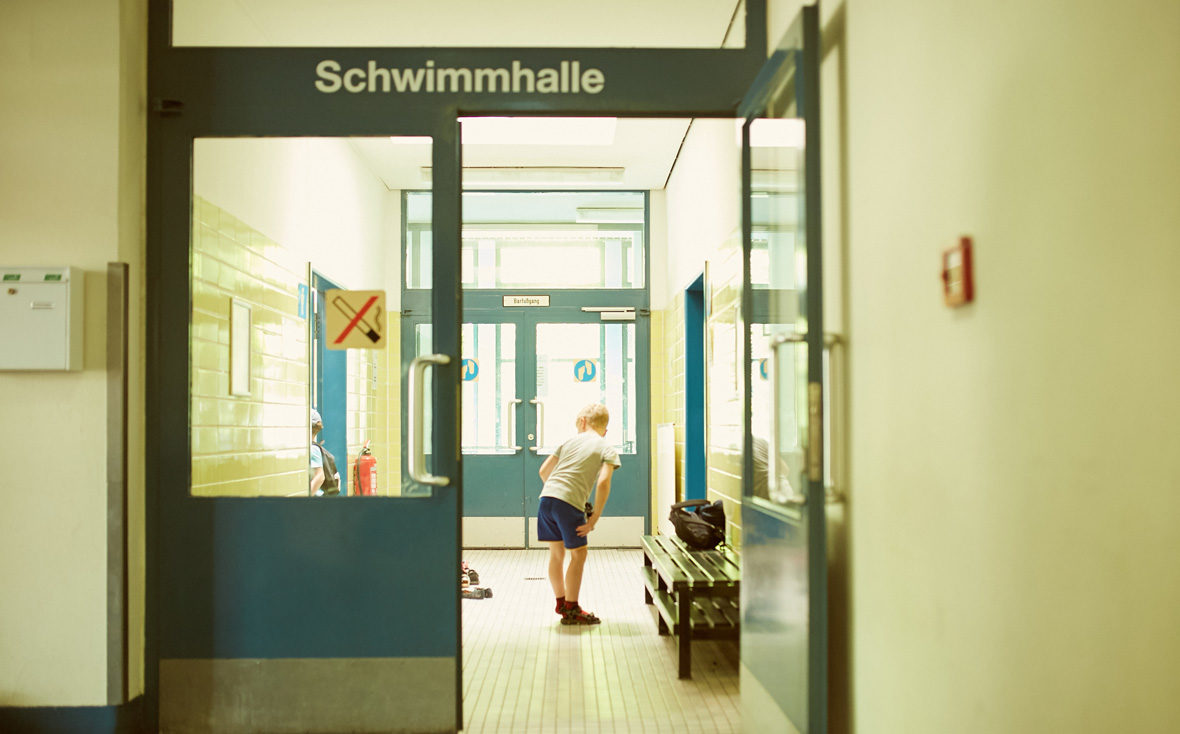 Kind im Eingang der Schwimmhalle