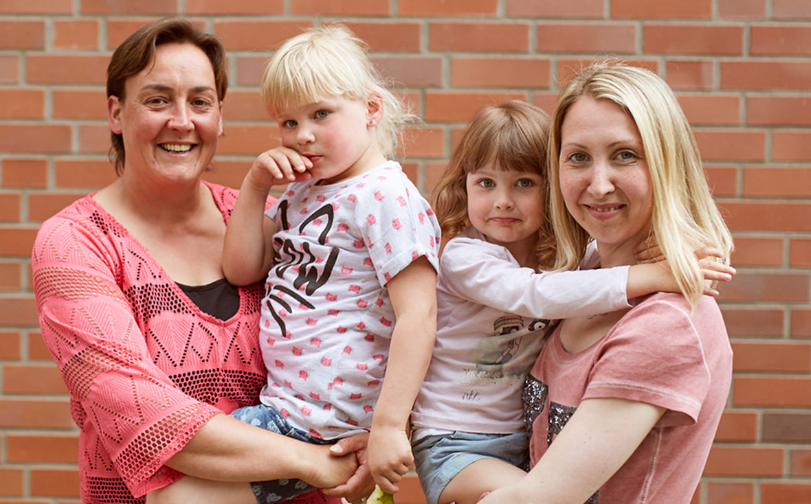 Andrea und Stephanie mit ihren Kindern