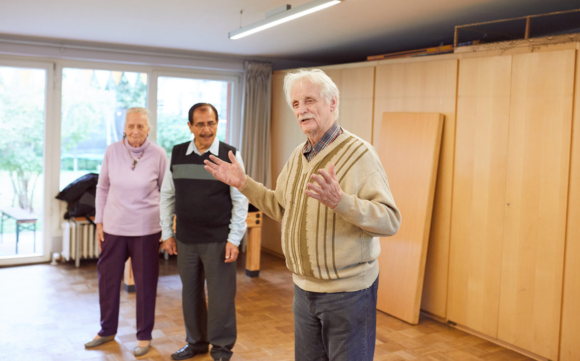 Heinz singt das Matrosenlied bei den Proben des Theaters "Vergissmeinnicht"