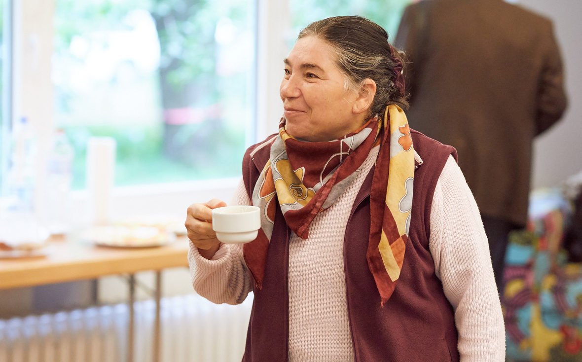 Eine Teilnehmerin des Demenz-Theaters "Vergissmeinnicht" trinkt eine Tasse Kaffee.