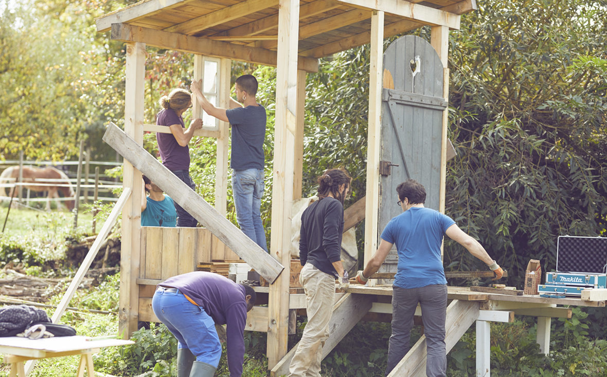Im Gemeinschaftsgarten von zusammen gärtnern e.V. wird eine Komposttoilette gebaut.