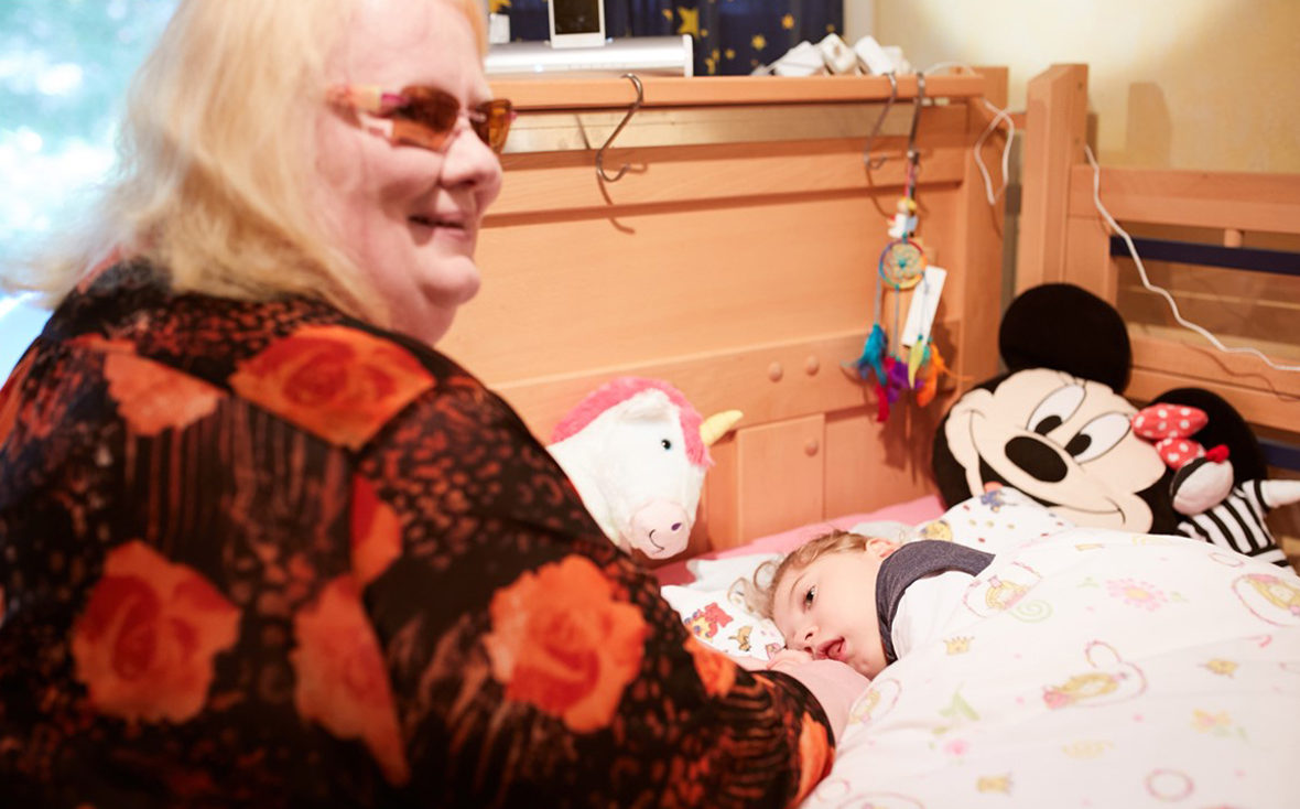 Birte Wiebeck am Bett ihrer Pflegetochter Kiara.