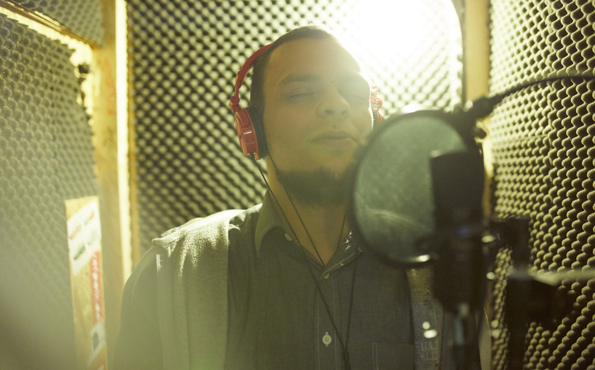 Habib singt im Tonstudio einen Song ein.