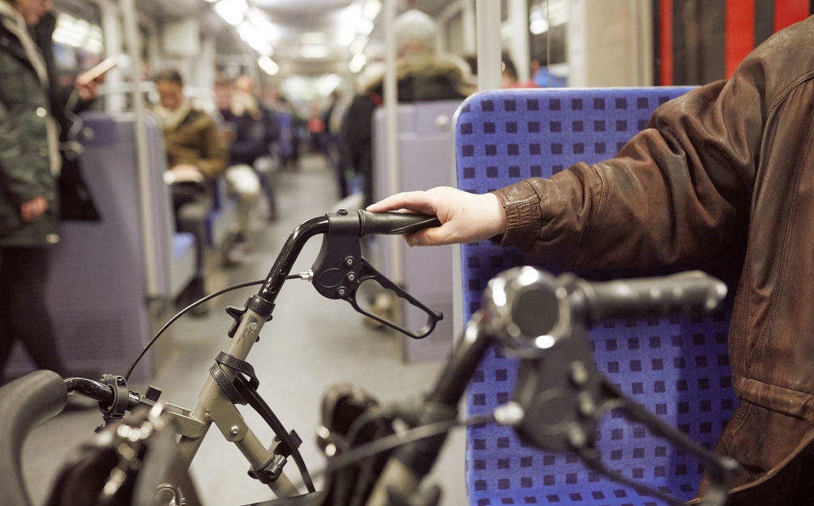 Kulturisten Hoch2: Mit Rollator in der Bahn.