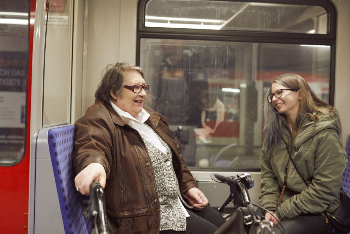 Kulturisten Hoch2: Julia und Frau Rieper sitzen in der Bahn.