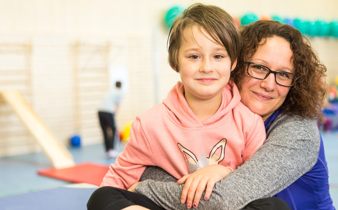 Eine Mutter mit ihrem Kind in der Turnhalle.