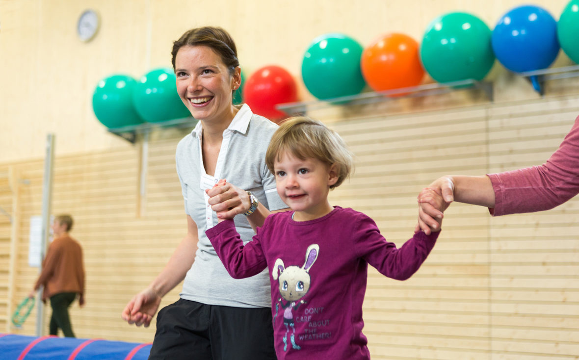 Physiotherapeut Marleen Reuter in der Turnhalle.