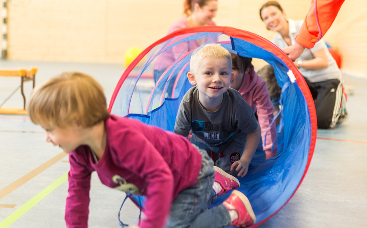In der Suchtklinik krabbeln die Kinder durch einen Tunnel.