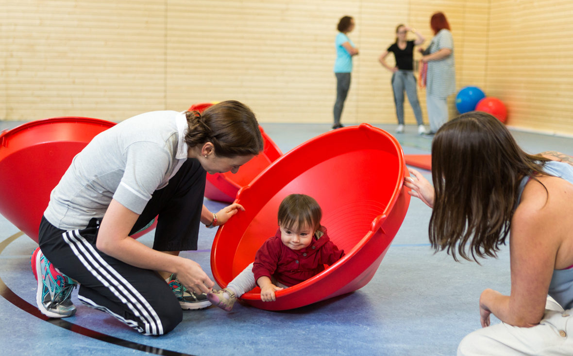 Physiotherapeutin Marleen Reuter betreut in der Suchtklinik den Mutter-Kind-Sport.