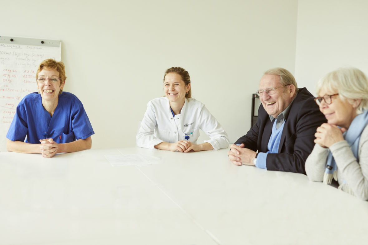 Schwester Waltraud, Dr. med. Eva Wibbeler vom UKE sowie Theo Froehlich und Marlies Paschen vom Verein Freunde der Kinderklinik
