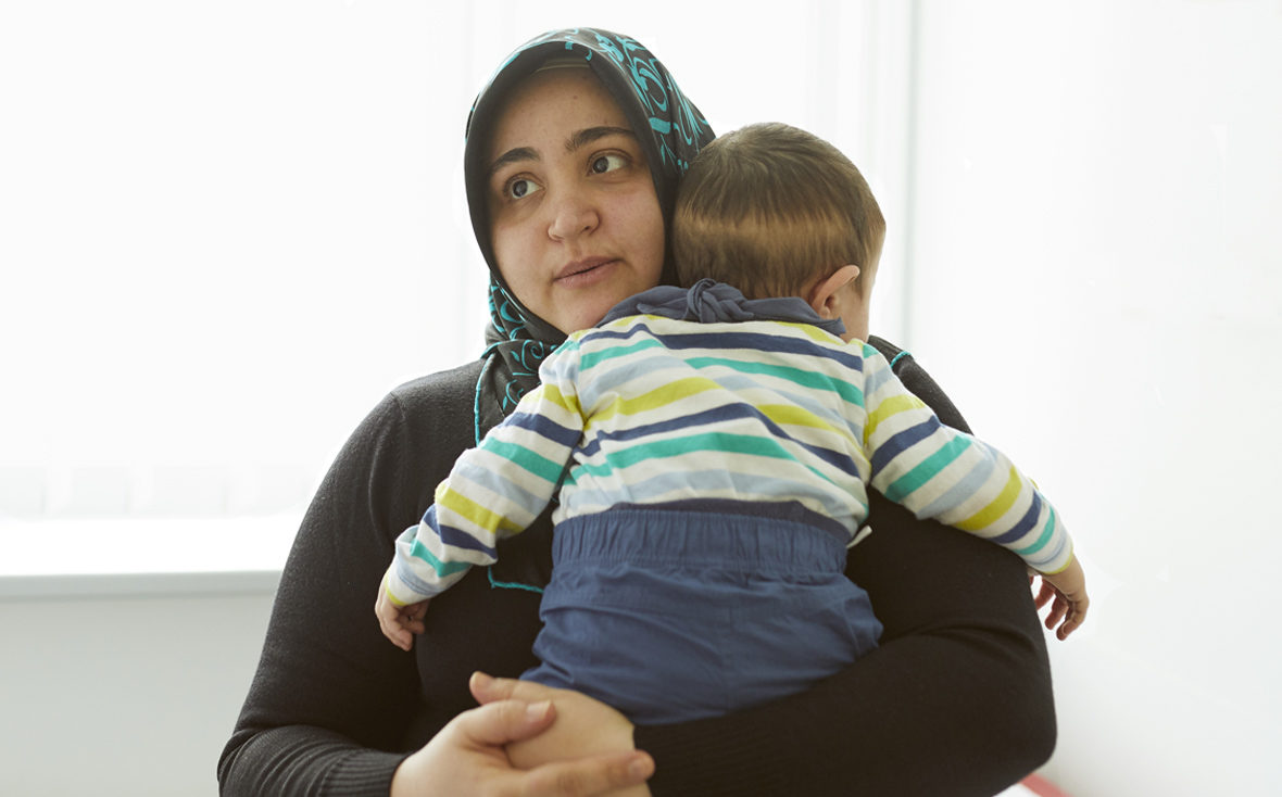 Emir im Arm seiner Mutter im Behandlungsraum der Leukodsystrophie-Sprechstunde im Univesitätsklinikum Hamburg-Eppendorf.