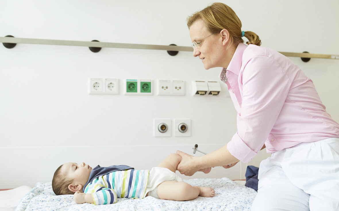 Dr. med. Bley testet die Reflexe des einjärhigen Emirs in der Leukodystrophie-Sprechstunde im Universitätsklinikum Hamburg-Eppendorf.