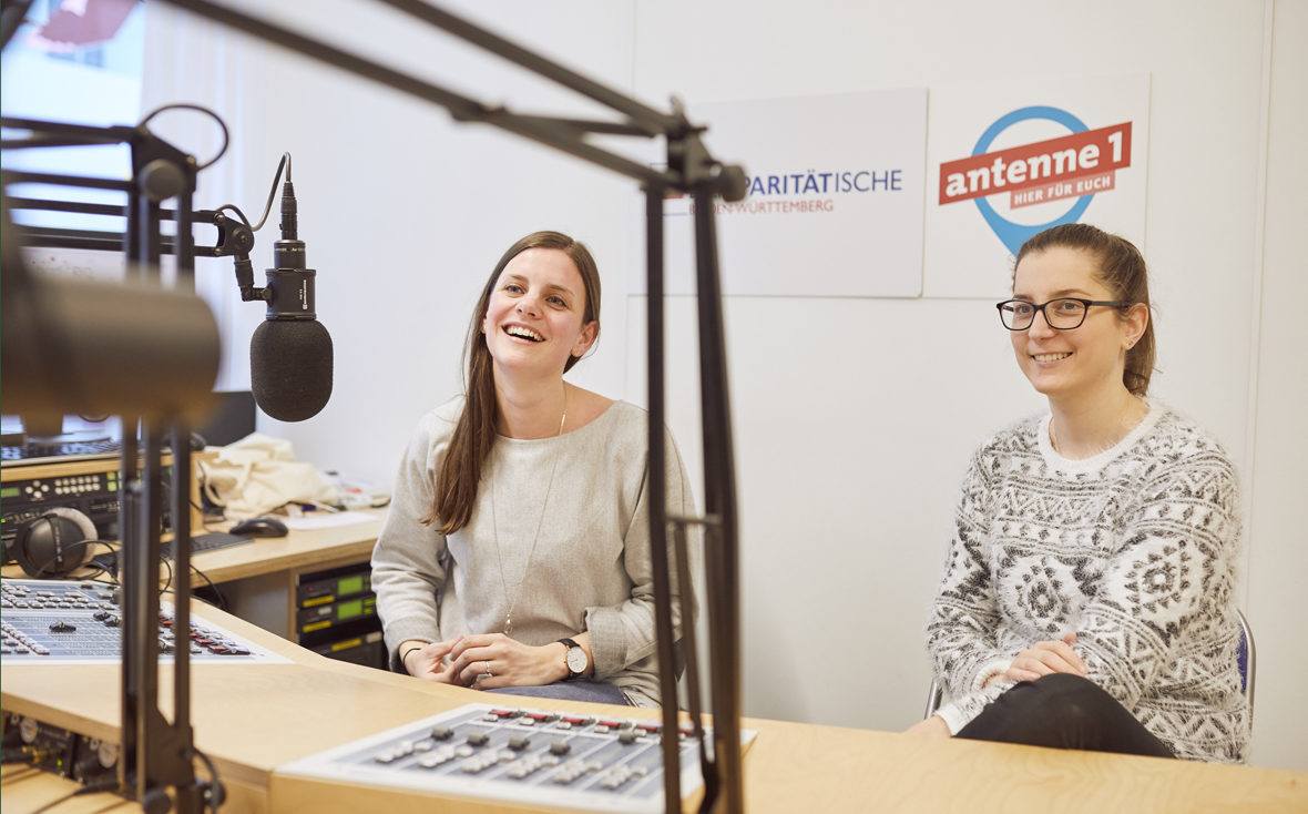 Klinikradio Rio: Die beiden Redakteurinnen sitzen vor dem Mischpult und lachen.