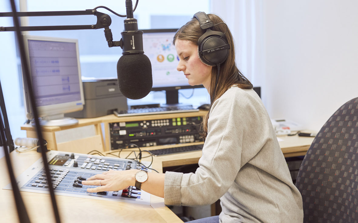 Klinikradio Rio: Redakteurin sitzt am Mischpult.