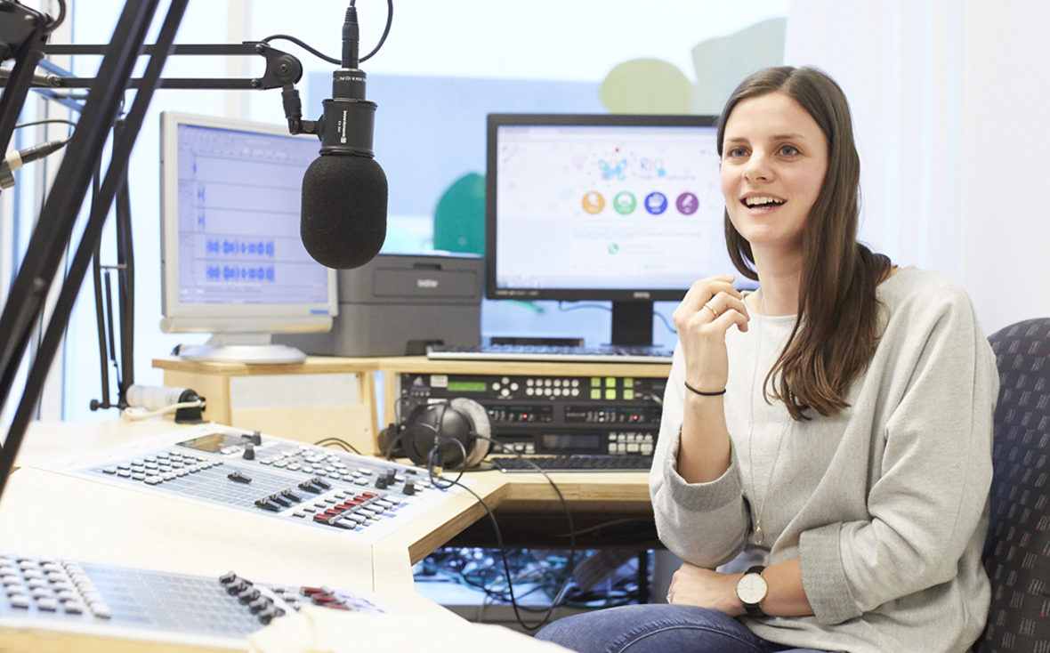 Radio Rio: Mischpult und Redakteurin.