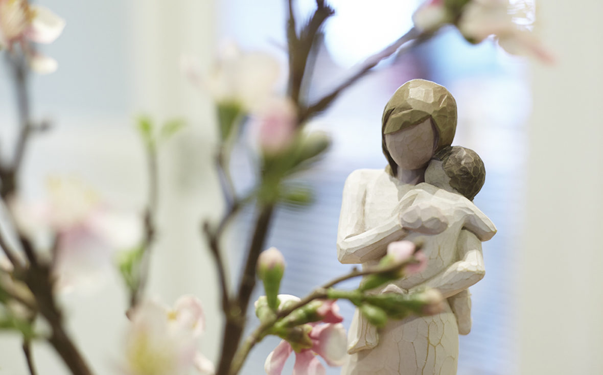 Familien mit Krebs: Holzfigur von Mutter und Kind